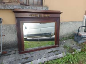 Évoque élégante commode d'époque Empire avec miroir d'origine